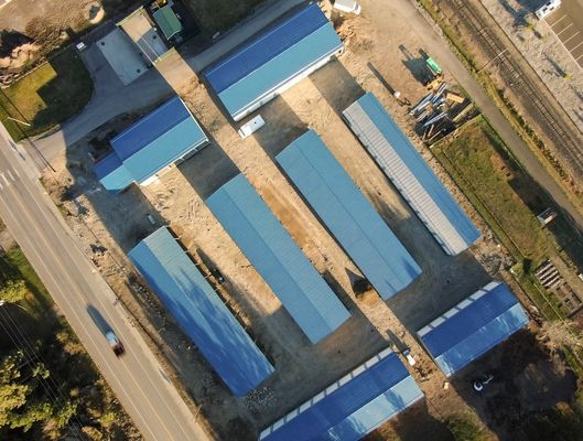 Xưởng xây dựng thép trong kho với cửa sổ hợp kim nhôm và khung kim loại thép