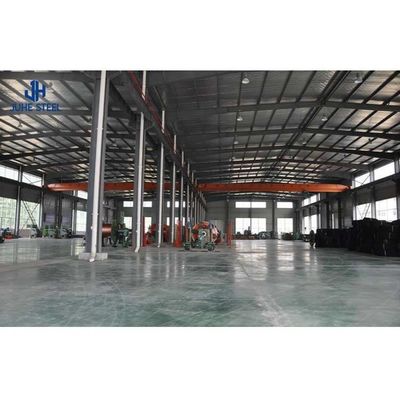 Tòa nhà công nghiệp tiền chế với phần cấu trúc chính và kết thúc sơn